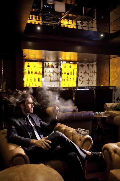 The Domain Bahrain Hotel And Spa - Adults Friendly 16 Years Plus Manáma Exteriér fotografie A man smoking in a nightclub